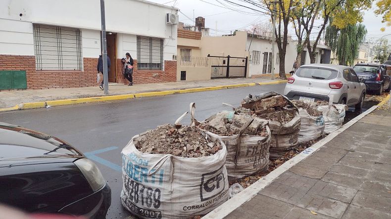Esto está así hace casi dos semanas. No sé cómo el Municipio permite que tiren esto. Deberían multar al dueño, hace imposible bajar y ahí van pacientes de PAMI que no pueden bajar. Es en Fermín Gamboa 739, entre San Martin y 11 de Septiembre, Pilar centro. Gloria.&nbsp; &nbsp;
