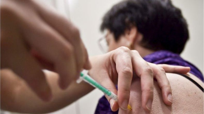 GRUPOS DE RIESGO. Los mayores de 65 deben aplicarse la dosis. .