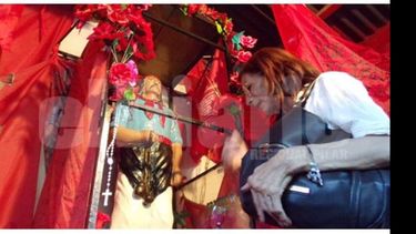 PROMESEROS. Una de las fieles del Gauchito, ayer, en el santuario de Villa Rosa..