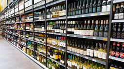 El proyecto busca que la restricción para la venta de bebidas alcohólicas en comercios se extienda entre las 23 y las 10.