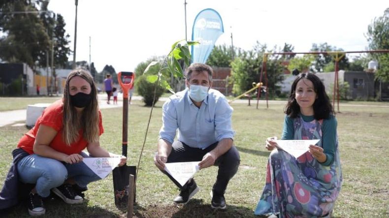 La titular de Anses, Rosario Beláustegui, Achával y Lourdes Filgueira, durante la plantación de árboles en la plaza del barrio El Rocío..