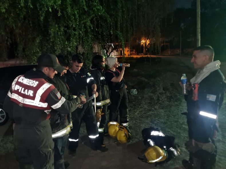 AGOTADOS. Un grupo de bomberos después de controlar el incendio.&nbsp;