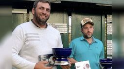 GANADORES. Vilaclara y Pugawko con los premios de Mid Amateur y Pre Senior, respectivamente..