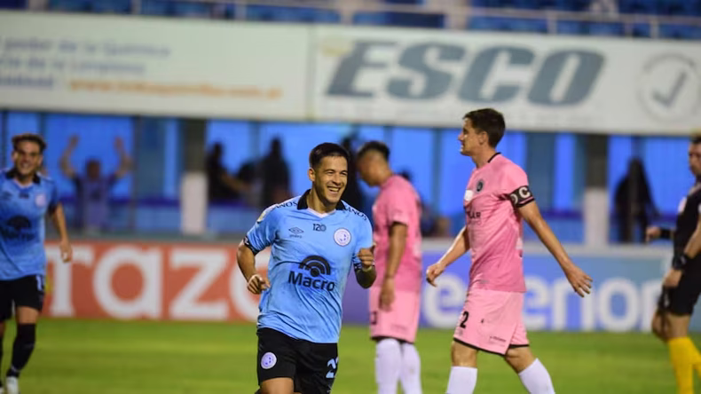 PIRATA. Nicolás Ubita Fernández celebra su primer gol ante el lamento de Ariel Otermín y Juan José Rodríguez Silva.