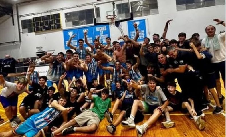 Nehuén Alvite (centro) en el festejo del bicampeonato de Racing de Chivilcoy.