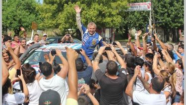 7 RALLYS. Naivirt saluda a la gente que lo esperó en Del Viso, tras la largada de 2016..