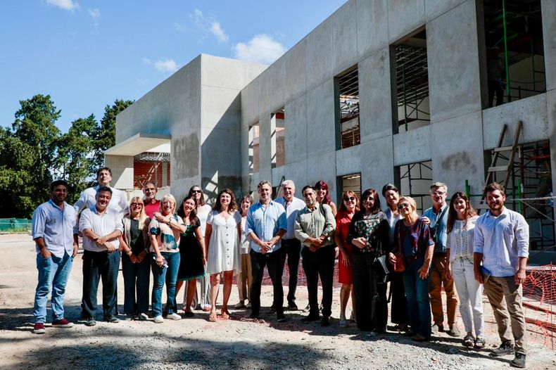 RECORRIDA. Achával, con el Consejo Superior de la UNPILAR, en la futura sede.