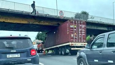 El camión se incrustó en el kilómetro 35 de Panamericana.&nbsp;