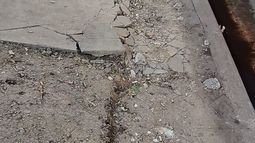 Tomas Márquez al 1300, veredas destrozadas por los colectivos Ruta Bus. (Paradas provisorias). Esteban.