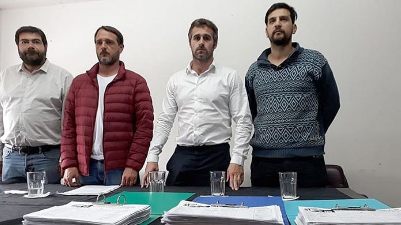 CARPETAS. Con las firmas en la mesa, el Frente Pilarense adelantó el proyecto..