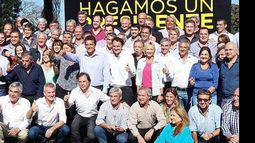 UNIDOS. Como una gran familia, Massa reunió a su tropa para la foto..