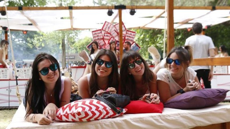 RELAX. Las chicas posaron en uno de los cómodos espacios de descanso..
