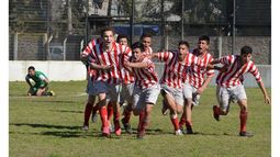 (Fredy Caballero). GRITALO. El festejo de los pibes de Atlético, tras el golazo de Serrano (izq.) en el clásico..
