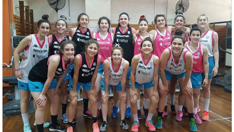 PLANTEL. Luciana Riccotti (5ª arriba), posando tras la confirmación de las 12 elegidas..