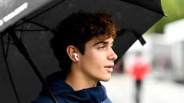 Contento con el top 5 en la carrera de hoy! Un poco cansado de ver tantos paraguas este finde. Esperemos que salga un poquito de sol mañana temprano. Quiero ver muchas historias alentando desde el boliche, ja ja, ja. Franco Colapinto.