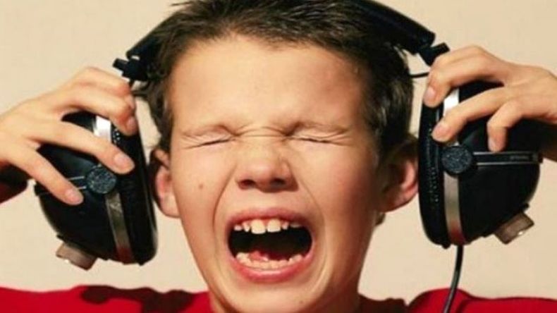 PELIGRO. El uso de auriculares a alto volumen potencia la hipoacusia..