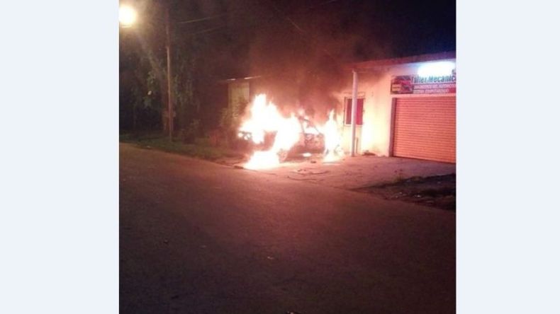 El Renault 18, envuelto en llamas..