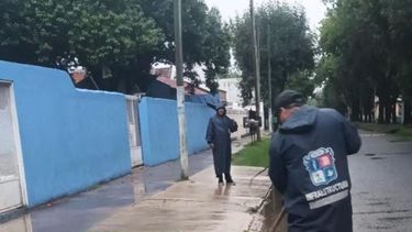 BAJO LA LLUVIA. Este lunes, continúan las tareas de las cuadrillas municipales.