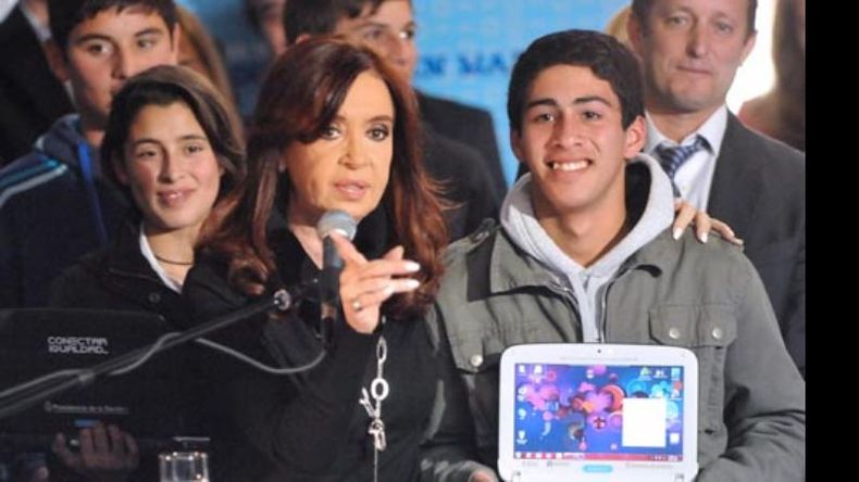Julio, en campaña por las PASO, última visita de Cristina a Pilar..