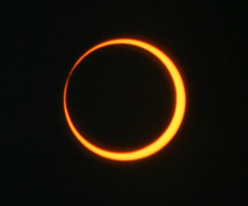 Durante un eclipse solar la Luna nunca bloquea completamente el Sol. (NASA).