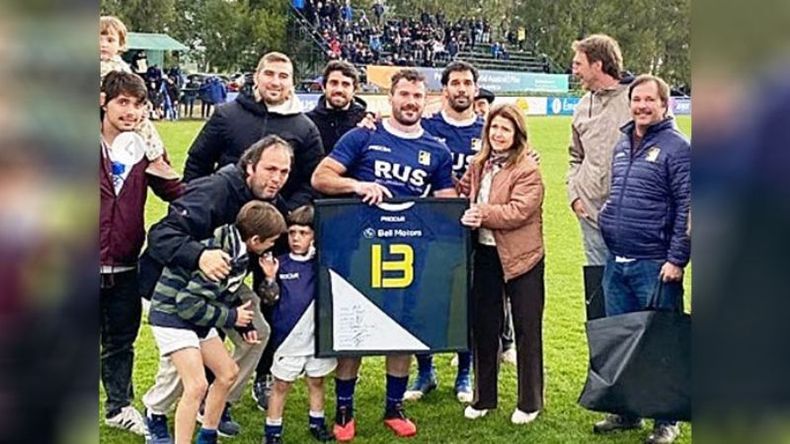 RECONOCIMIENTO. Montes recibió los honores en su retiro del club..