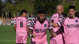 CABEZAZO LETAL. Federico Martínez festeja su tanto, el segundo con la camiseta de Real Pilar. Lo festeja junto a Mathías Crocco.&nbsp;