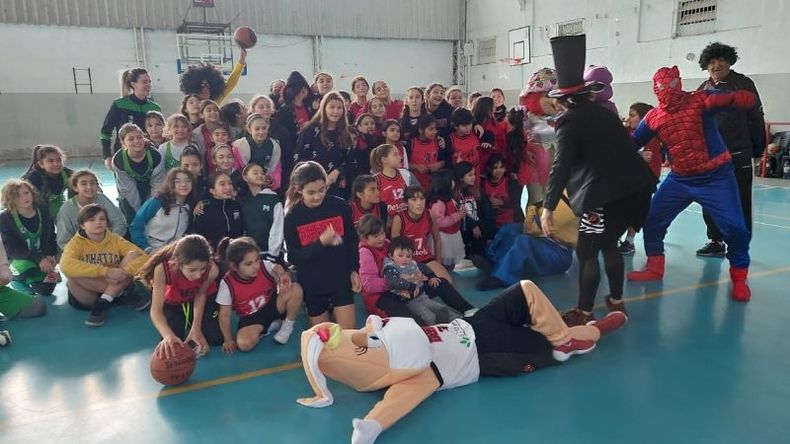 La rama femenina de Presidente Derqui celebró y estrenó mascota..