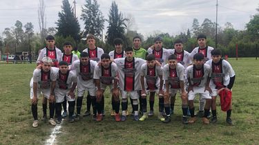 ESCOLTA. La categoría Sub 21 de Villa Rosa se estrenó en casa con una goleada.