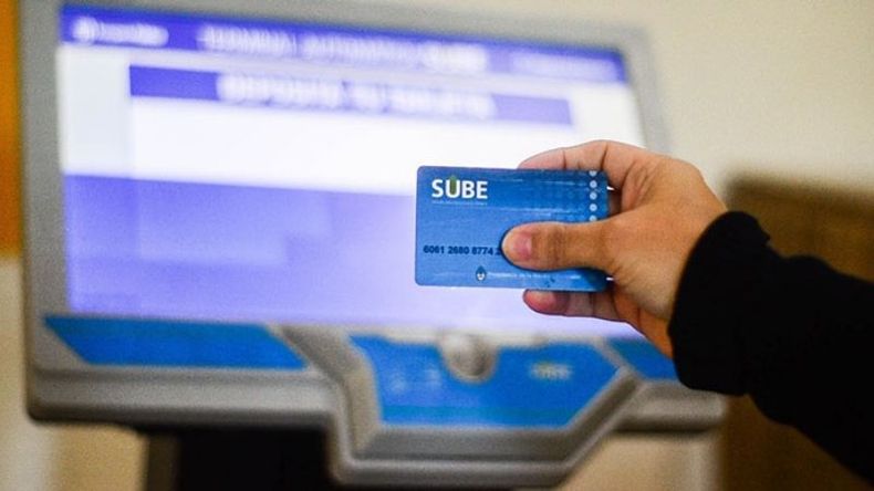 ABAJO. Sim permiso para circular no se podrá usar el transporte público..