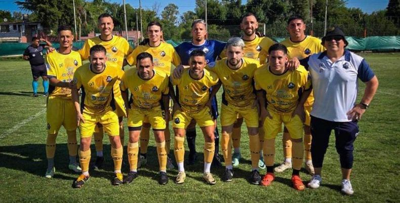 EN LA PELEA. La formación inicial de La Fraternidad, que el sábado jugó ante Hacoaj.