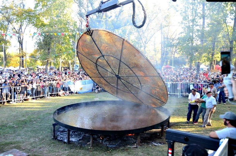 La Torta Frita más grande del mundo. (todoprovincial.com)..jpg