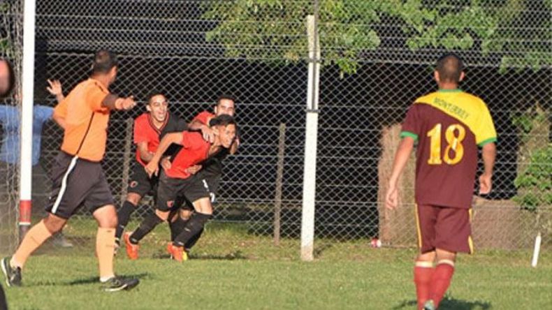 DESAHOGO. Yoel Ramírez grita el 2-1 mientras quiere escaparse de Colman y Fernández..
