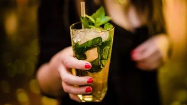 TRAGOS. La actividad incluye una barra para quienes se acerquen al shopping. .