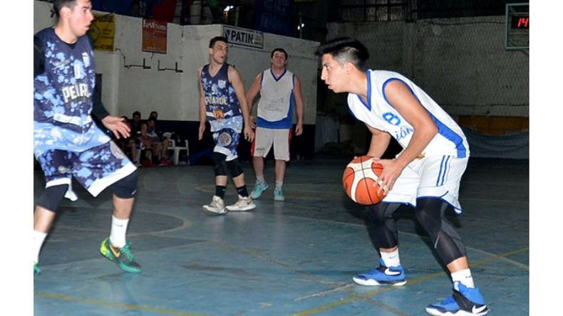 (FREDY CABALLERO). PREPARADO. Udijara busca su tiro; el base le dio el triunfo al Tatengue..