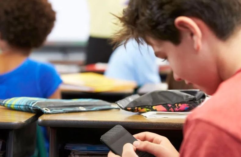 Buscan limitar al uso de celulares en las aulas de Buenos Aires.