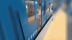 Los coches con las puertas rotas, asientos en mal estado, falta de higiene. La gente no cuida nada, en Palermo y Retiro te piden permiso, pasás Villa del Parque y viajás como ganado, nadie controla nada. #TrenSanMartín, nunca dejó de ser un servicio malo. César / @eldread_..