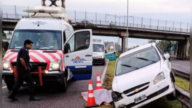 El Corsa impacto contra el guararrail y su conductor falleció en forma inmediata..