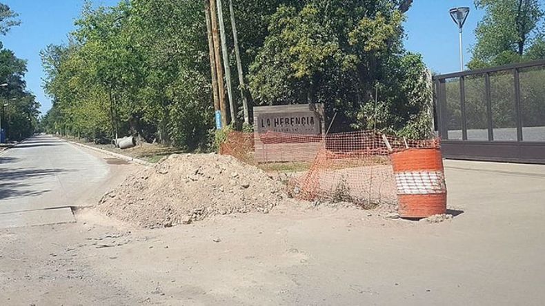 DEMORADOS. Así está la entrada del salón al que asistirá Maradona..