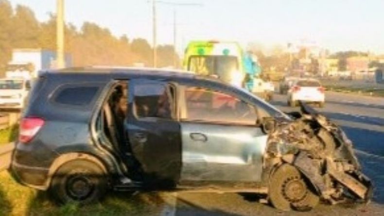 El automóvil Chevrolet Spin impactó por detrás al Jeep, cuyo conductor sufrió cortes en el rostro. Foto @juancaimpacto..