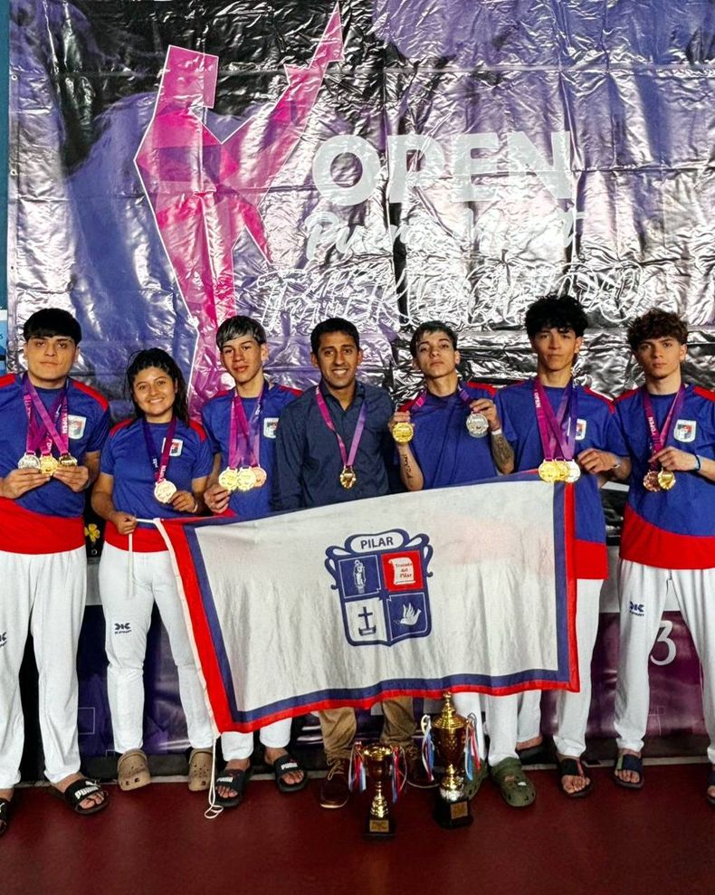 GALARDONES. Los alumnos de la Escuela Municipal y Malaquías posan con las medallas y premios.