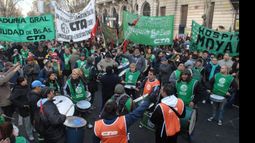 Estatales marcharon ayer a La Plata. Hoy vuelven a parar los docentes..