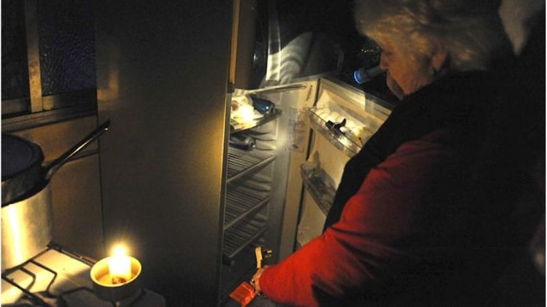 Y TODO A MEDIA LUZ. Los cortes vuelven a decir presente para miles de vecinos de Pilar. .