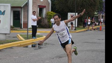 Méndez festeja con avioncito en el Maratón Pilar..