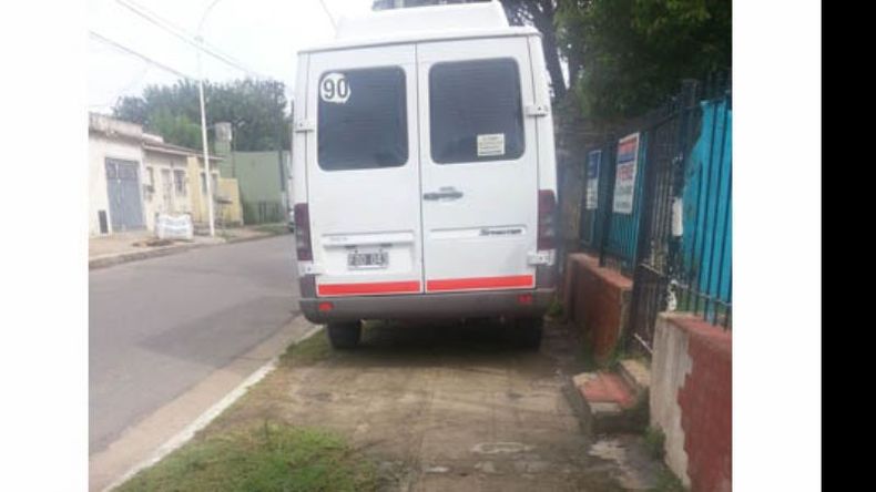 Algunos de los obstáculos con los que el vecino se encuentra en su recorrida diaria..