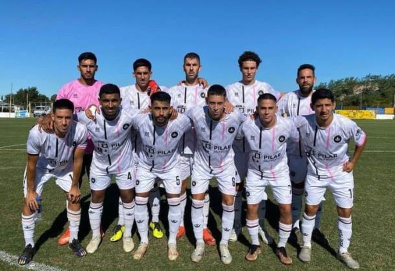 EQUIPO. El once inicial de Real Pilar que jugó en José León Suárez.