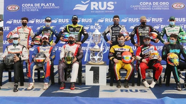 EN EL GRUPO DE LOS 12. Martín Vázquez (4º de arriba) cerca de la copa..