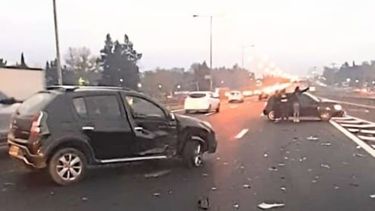 PANAMERICANA. El Sandero y el Clio involucrados en el accidente de esta mañana. fOTO: @juancaimpacto. .