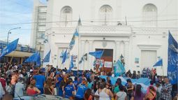 (Gentileza: Rodrigo Néspolo). Opositores se movilizaron al municipio para rechazar la suba de la luz. .