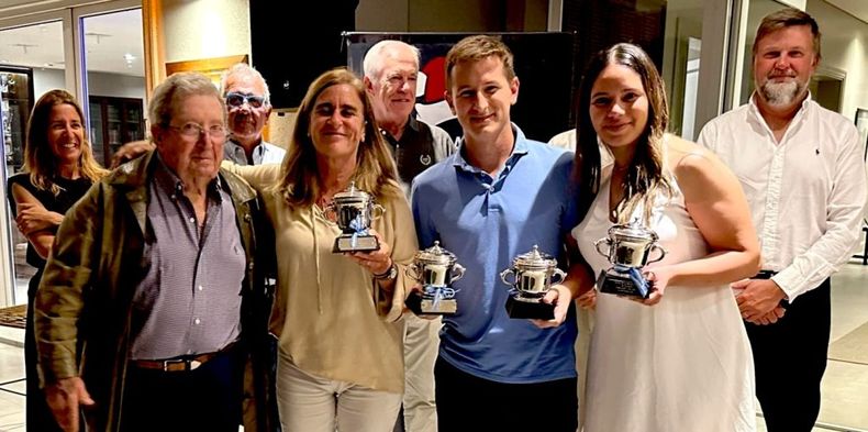 GANADORES. Los campeones de la Copa de Empleados con sus trofeos.