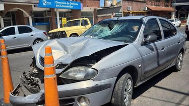IMPACTO. Así quedó la parte delantera del auto tras embestir al motociclista.